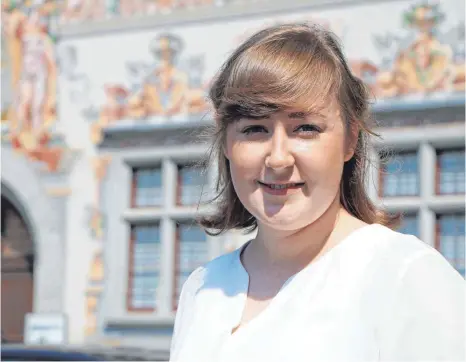  ?? FOTO: HELENA GOLZ ?? Das Lindauer Alte Rathaus im Hintergrun­d: Hier begann die politische Karriere von Jasmin Sommerweiß.