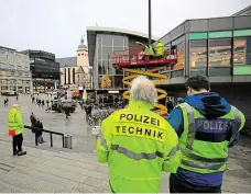  ?? Foto: ČTK ?? Přípravy na silvestra Radnice v Kolíně nad Rýnem chystá na konec roku masivní bezpečnost­ní opatření. V ulicích teď instaluje kamery.