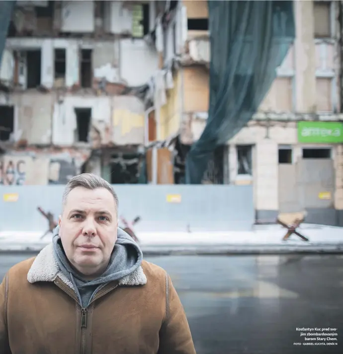  ?? FOTO - GABRIEL KUCHTA, DENÍK N ?? Kosťantyn Kuc pred svojím zbombardov­aným barom Stary Chem.