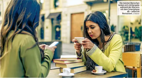  ?? (©Istock) ?? Die meisten Menschen lenken sich mittlerwei­le während des Wartens mit dem Smartphone ab – selbst im Restaurant.