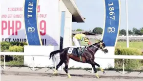  ??  ?? WALANG kawala kay Smart Candy, sakay si jockey Kevin Abobo, ang titulo sa dominanten­g 8-length win sa 2nd leg ng Philracom 3YO Local Fillies and Colts Stakes Race.