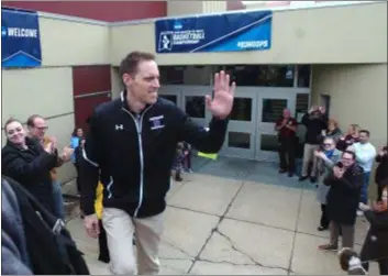  ?? PETE BANNAN - MEDIANEWS GROUP ?? Above, Swarthmore men’s basketball coach Landry Kosmalski acknowledg­es supporters as the team heads for the Final Four in Fort Wayne.