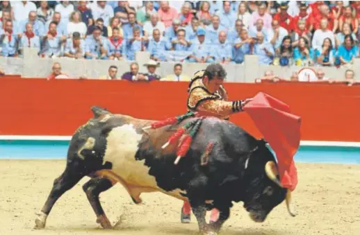  ?? // MANUEL CORROCHANO ?? El Fandi, en un pase de pecho