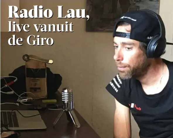  ?? FOTO'S RR ?? Laurens ten Dam neemt tijdens de rustdag zijn podcast ‘Live Slow, Ride Fast’ op.