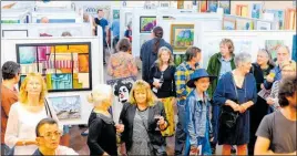  ?? PHOTO / MELANIE CAMOIN ?? Visitors during the opening night of Art Waikino.