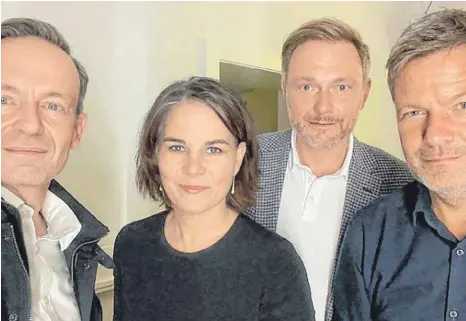  ?? FOTO: VOLKER WISSING/INSTAGRAM/AFP ?? Nachts in Berlin: Volker Wissing (FDP), Annalena Baerbock (Grüne), Christian Lindner (FDP) und Robert Habeck (Grüne, v.l.).