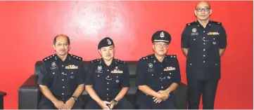  ??  ?? Leong (second left) together with (from left) Sibu police chief ACP Stanley Jonathan Ringgit, Sibu deputy police chief Supt Martin Koo, and Sibu CID chief DSP Benedict Faris Jimoy during the press conference.