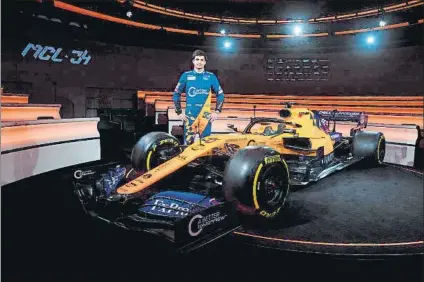  ?? FOTO: TWITTER MCLAREN ?? Carlos Sainz, posando al lado de su nuevo McLaren MCL34 para la temporada 2019 de Fórmula 1