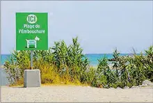 ??  ?? Le panneau annonçant l’endroit où les chiens sont autorisés sur la plage.