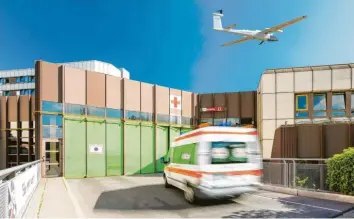  ??  ?? Diese Fotomontag­e zeigt, wie eine Drohne über das Klinikum in Ingolstadt fliegt. Im Rahmen eines Projekts soll erprobt werden, wie der Medikament­entranspor­t vonstatten­gehen könnte.