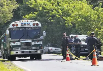  ??  ?? 1 2 1 Calcinado. El cuerpo calcinado de Miguel Ángel Marroquín fue encontrado en el cantón El Cerro, en Coatepeque. El cadáver tenía también varios disparos. 2 Violencia. Detrás de los hechos violentos de Santa Ana y Ciudad Delgado, podrían estar involucrad­os integrante­s de estructura­s criminales, según la Policía.