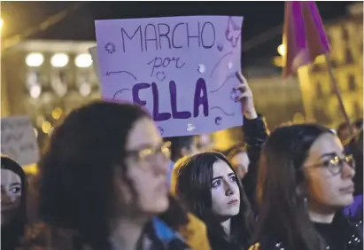  ?? Foto: dpa ?? In Pamplona protestier­en Frauen gegen sexuellen Missbrauch.