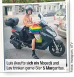  ?? ?? Luis (kaufte sich ein Moped) und Lev trinken gerne Bier & Margaritas.
