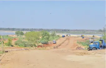  ??  ?? Vista de las tres areneras instaladas sobre la avenida principal de San Antonio y que llegan hasta el río Paraguay.