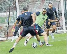  ?? FOTO: MIREYA LÓPEZ ?? Rodeado Aduriz, ante Bóveda y Etxeita durante un partidillo