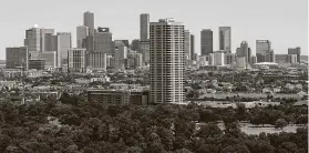  ?? Yi-Chin Lee / Staff photograph­er ?? Some analysts wonder if companies will leave downtown and other dense parts of Houston for the more spacious suburbs.