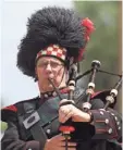  ?? MICHAEL MULVEY FOR USA TODAY ?? A bagpiper plays at a funeral in Dallas in July. Doctors warn of “bagpipe lung.”