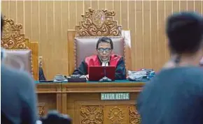  ?? EPA PIC ?? Indonesian judge Ratmoho handing down the verdict to release the ‘Equanimity’ in Jakarta yesterday.