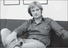 ?? RICHARD DREW — THE ASSOCIATED PRESS ?? David McCallum, star of the NBC-TV series “The Invisible Man,” is shown during an interview with Jay Sharbutt at NBC studios in New York on Aug. 28, 1975. McCallum, who became a teen heartthrob in the hit series “The Man From U.N.C.L.E.” in the 1960s and was the eccentric medical examiner in the popular “NCIS” 40 years later, died Monday.
