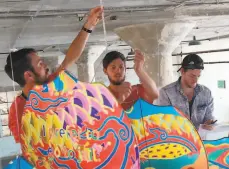  ?? UNAFF ?? Workers install kites created by artist Ai Weiwei on Alcatraz Island, as shown in documentar­y “Ai Weiwei: Yours Truly.”