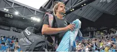  ?? FOTO: LUKAS COCH/IMAGO ?? Alexander Zverev verlässt enttäuscht den Platz nach seiner Niederlage gegen den US-Amerikaner Michael Mmoh in Melbourne.