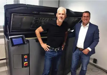  ??  ?? Jens Arend (li.), Geschäftsf­ührer der industrial­partners GmbH, und Frank Petrolli, der bei HP das Deutschlan­d-Geschäft mit 3D-Druckern leitet, sind sich einig: Die additive Fertigung wird bei produziere­nden Unternehme­n aufgrund vielfältig­er Vorteile immer populärer.