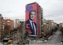  ?? OSCAR DEL POZO/AFP ?? CAPRES: Papan reklame besar Joan Laporta kini terpampang di salah satu gedung yang bersebelah­an dengan Estadio Santiago Bernabeu di Madrid.