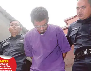  ??  ?? ANGGOTA polis mengiringi Mohd Fariff di Mahkamah Sesyen Kota Bharu, semalam.