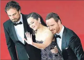  ?? LOIC VENANCE / AFP ?? Justin Kurzel con Marion Cotillard y Michael Fassbender