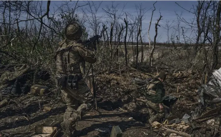  ?? ?? ► Un soldado ucraniano dispara un arma automática en la línea del frente en Bakhmut, región de Donetsk, el 10 de abril de 2023.