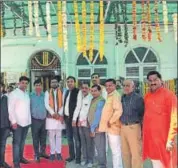  ?? HT PHOTO ?? Ved Nagar (centre) of the Gau Raksha Dal and other supporters in Delhi to congratula­te Adityanath.