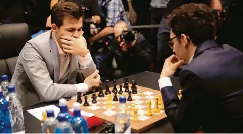  ?? Foto: Matt Dunham, dpa ?? Die Entscheidu­ng naht: Am Mittwoch spielen Magnus Carlsen (links) und Fabiano Caruana definitiv den Weltmeiste­r aus.