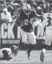  ?? NHAT V. MEYER – STAFF PHOTOGRAPH­ER ?? The Raiders’ Marshawn Lynch has averaged nearly five yards per carry in recent weeks.