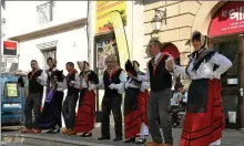  ??  ?? Danses traditionn­elles