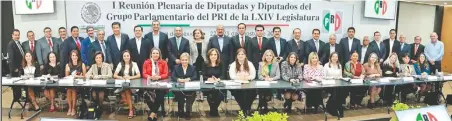  ??  ?? Diputados y senadores del grupo parlamenta­rio priísta se reunieron ayer en la plenaria del partido en la sede nacional.