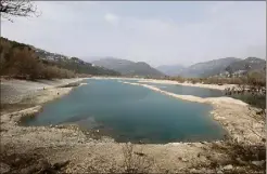  ?? (Photo Dylan Meiffret) ?? Le lac du Broc, dans les Alpes-maritimes, victime de la sécheresse en mars dernier.