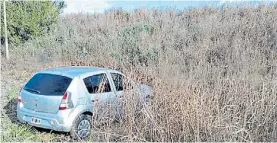  ??  ?? Hallazgo. El auto de los ladrones apareció abandonado a 4 kilómetros.