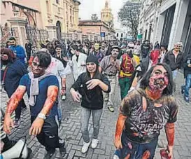  ??  ?? Muertos vivientes. La Zombie Walk se afianza en las calles cordobesas.