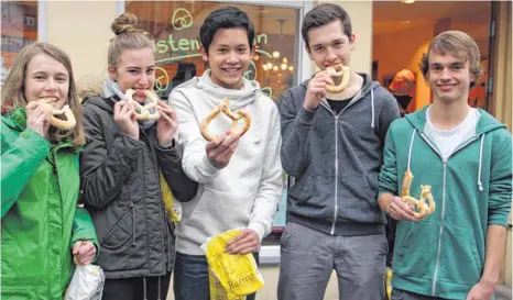  ?? SZ- FOTOS: TANJA BOSCH ?? Auch die Schüler vom Pestalozzi- Gymnasium können dem Verlangen nach einer Fastenbrez­el in ihrer Pause nicht widerstehe­n: ( v. l.) Julia Benirschke, Jana Patyna, Leon Yastawa, Matthias Enderle und Julius Exner.