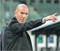  ??  ?? Zidane da instruccio­nes en un partido del Madrid.