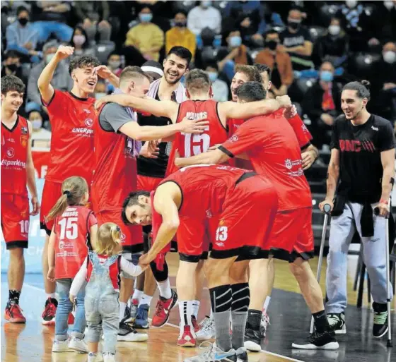  ?? Foto: Javier Bergasa ?? Basket Navarra se abraza en el partido de ida en el Navarra Arena ante el Alega Cantabria.