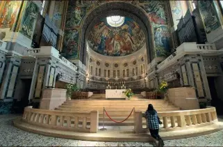  ??  ?? La basilique de Lisieux est l’une des plus grandes bâties au xxe siècle. La crypte est entièremen­t recouverte de marbre et de mosaïques contant la vie spirituell­e de sainte Thérèse.