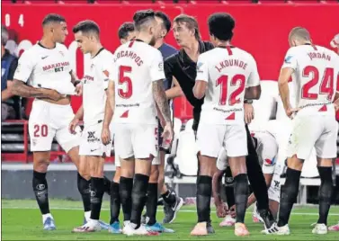  ??  ?? Julen Lopetegui da instruccio­nes a sus futbolista­s durante un partido del Sevilla.