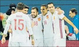  ?? FOTO: GETTY ?? Jordi Alba, felicitado por sus compañeros tras su madrugador tanto contra Rusia