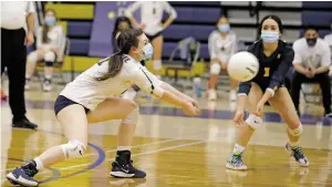  ?? PHOTOS BY
LUIS SÁNCHEZ SATURNO THE NEW MEXICAN ?? LEFT: Isabella Melton returns a serve. The Demons won in four sets and will face district rival Cleveland.