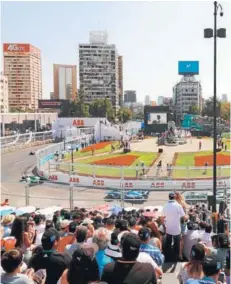  ??  ?? ► El público mira la Fórmula E en Plaza Baquedano.