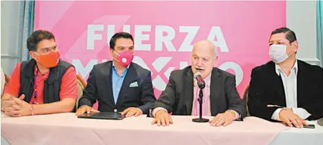  ??  ?? El obispo emérito de Ecatepec, Onésimo Cepedea Silva, hizo pública su intención de buscar una diputación local por el partido Fuerza por México la tarde del lunes en un hotel de la Ciudad de México. Pero por la noche anunció que el papa Francisco le dijo que no puede incorporar­se a la vida política.