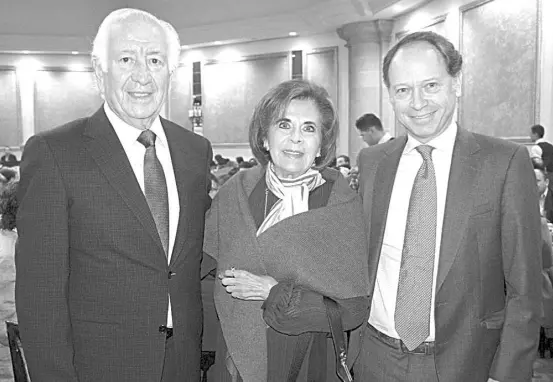  ??  ?? Con el analista político y económico Javier Tello (a la derecha), el Contador Público Marcelo de los Santos Fraga y su esposa Guillermin­a Anaya de De los Santos . Daniel Esquivel