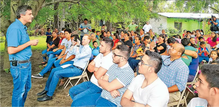  ??  ?? Futuro turístico. Calleja visitó el cantón San Marcelino, del Cerro Verde, en Santa Ana. Prometió ayuda para llevar desarrollo turístico. Miércoles 23 de agosto de 2017