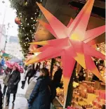  ?? FOTO: DPA ?? Weihnachts­märkte gibt es überall in Deutschlan­d, und die meisten sind gut besucht.